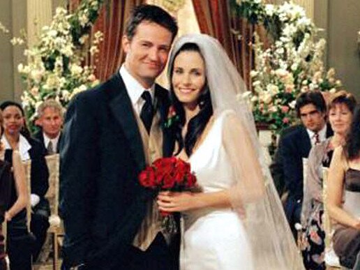 picCOURTESTY/NBC WEDDING of MONICA (actress COURTENEY COX ARQUETTE) AND CHANDLER (MATTHEW PERRY) IN THE SEASON FINALE OF FRIENDS. weddings tv scene