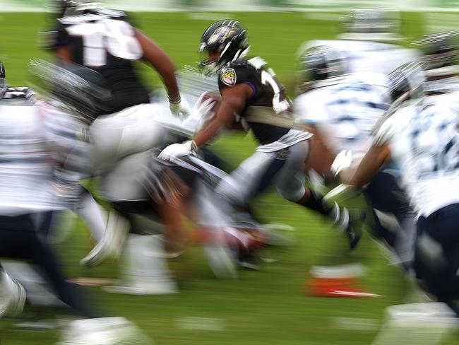 BALTIMORE, MARYLAND - NOVEMBER 22:  Mark Ingram #21 of the Baltimore Ravens runs against the Tennessee Titans  during the game at M&T Bank Stadium on November 22, 2020 in Baltimore, Maryland. (Photo by Patrick Smith/Getty Images)