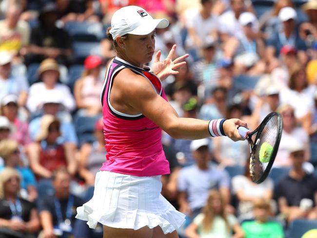 NEW YORK, NEW YORK - SEPTEMBER 01:  Ashleigh Barty of Australia returns a shot during her Women's Singles fourth round match against Qiang Wang of China on day seven of the 2019 US Open at the USTA Billie Jean King National Tennis Center on September 01, 2019 in Queens borough of New York City. (Photo by Mike Stobe/Getty Images)