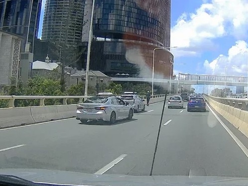 An e-scooter rider braves the Riverside Expressway. Picture: Reddit/Director_Squirtle