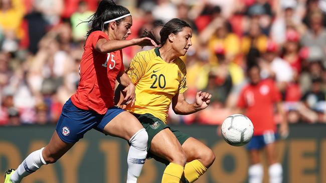 PENRITH, AUSTRALIA - NOVEMBER 10: Samantha Kerr of Australia is challenged by Su Helen Galaz of Chile during the International Friendly match between the Australian Matildas and Chile at Panthers Stadium on November 10, 2018 in Penrith, Australia. (Photo by Matt King/Getty Images)