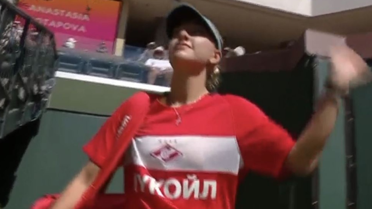 Anatasasia Potapova walked onto court wearing a Spartak Moscow jersey. Photo: Twitter.