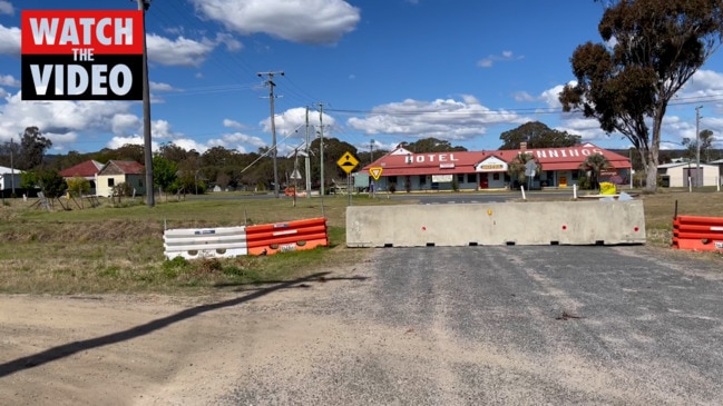 Wallangarra town deserted as barricades block entrance to Jennings Hotel