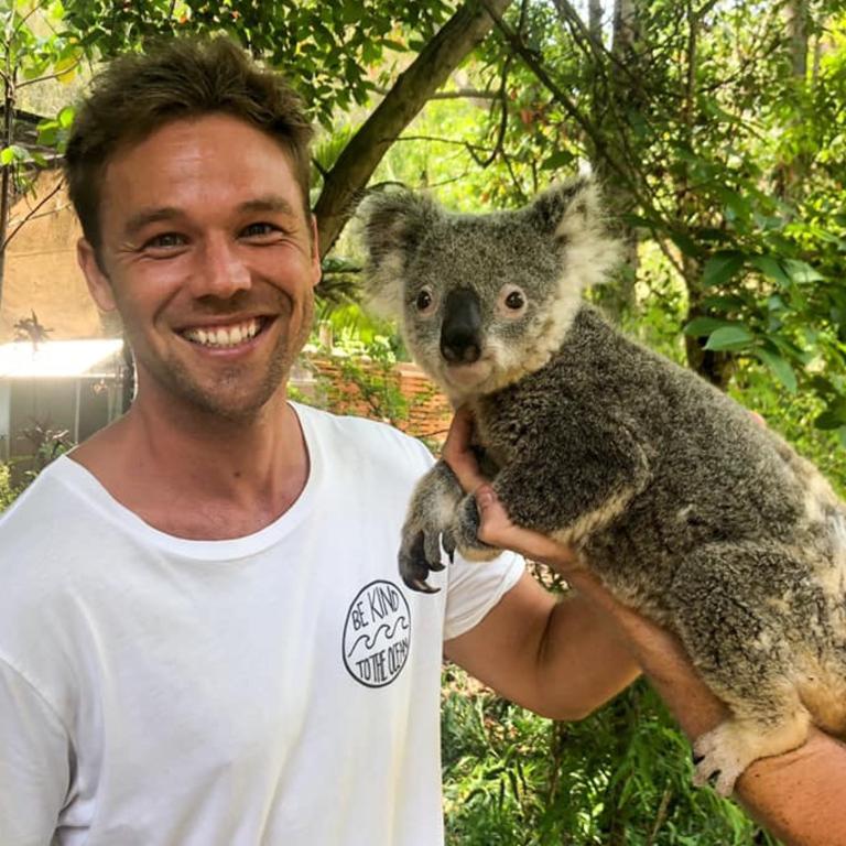 Aussie actor Lincoln Lewis visits koalas at Currumbin Wildlife Hospital ...