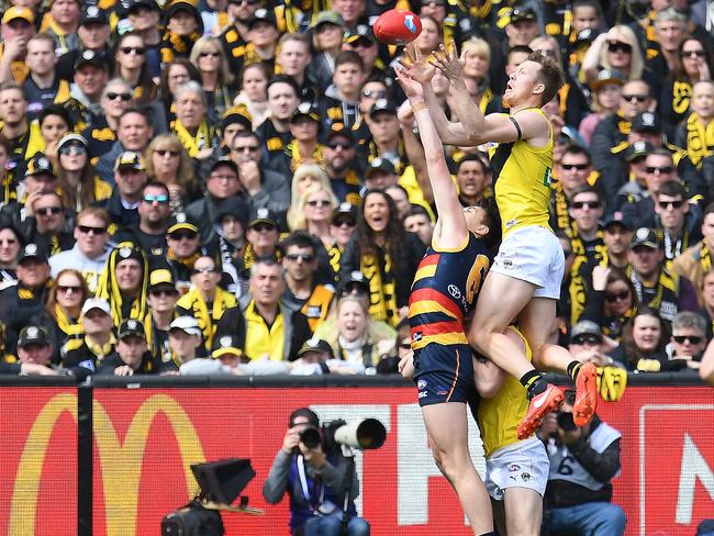 One of Jack Riewoldt’s big grabs in the first quarter. Picture: AAP Image/Julian Smith