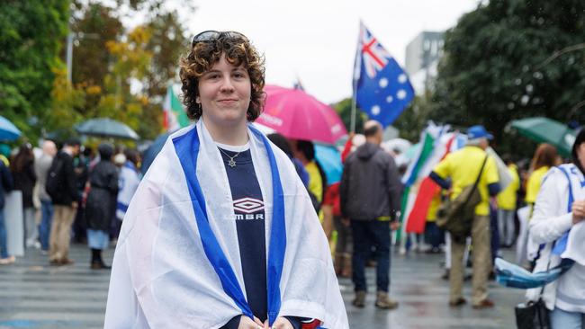 Lucy Klein, 18, wrapped in an Israel scarf. . Picture: NCA NewsWire / David Swift