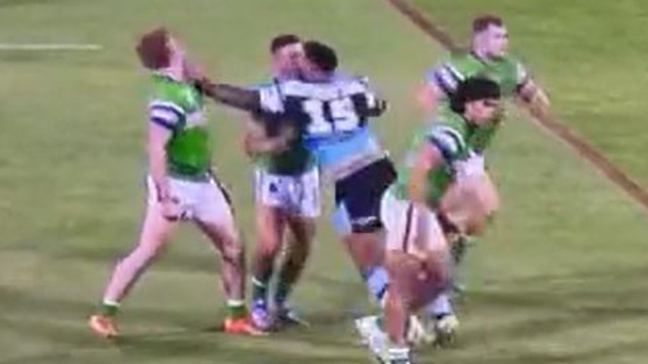 Royce Hunt nennt Corey Horsburgh einen schwachen, ausgeweideten Hund, Cronulla Sharks, Canberra Raiders, Runde 3, Sin Bin, Strike, Video