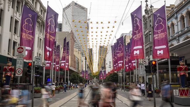 Melbourne CBD hospitality spend is 50 per cent below levels experienced in the same week of 2019. Picture: NCA NewsWire / Daniel Pockett