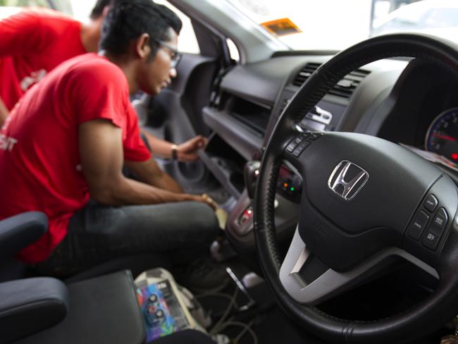 A Honda technician replaces a faulty Takata airbag. A loophole means that private sellers in Australia of affected cars don’t have to tell buyers about the recall.