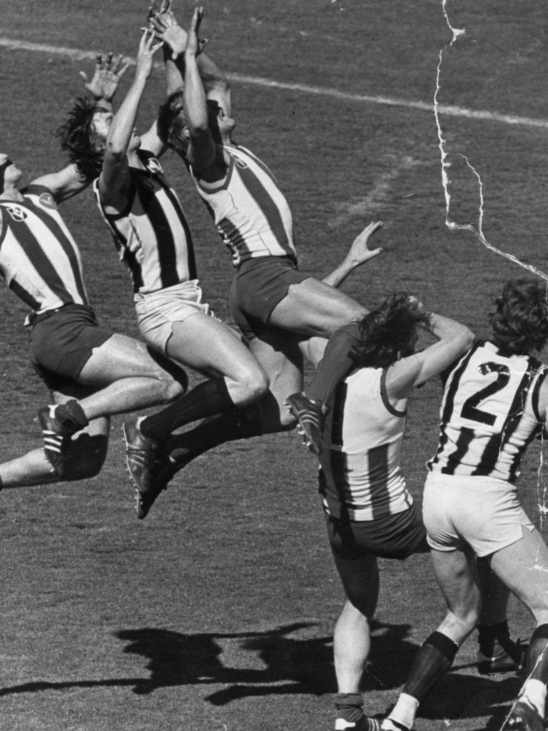 A marking contest in the 1977 Grand Final.