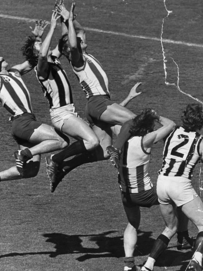 A marking contest in the 1977 Grand Final.