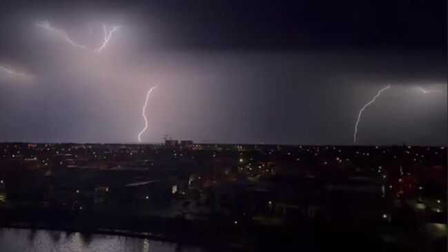 Incredible lightning show on the Sunshine Coast