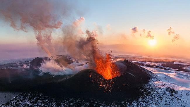 Watch four volcanoes erupt at the same time in spectacular 360 degree ...