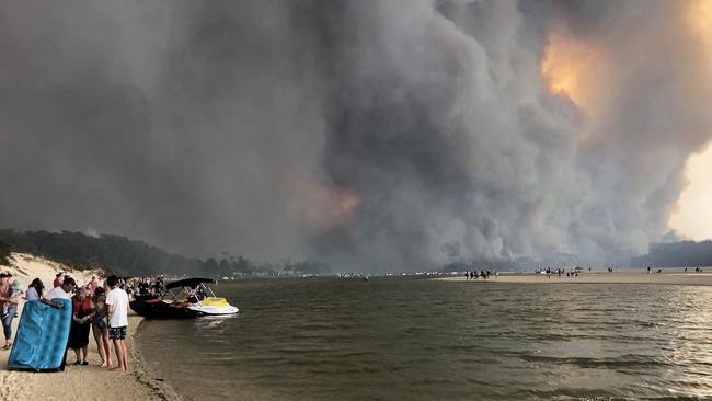 People flee the New Year's Eve bushfire at Lake Conjola, NSW. Picture: Jonathan Ng/News Corp