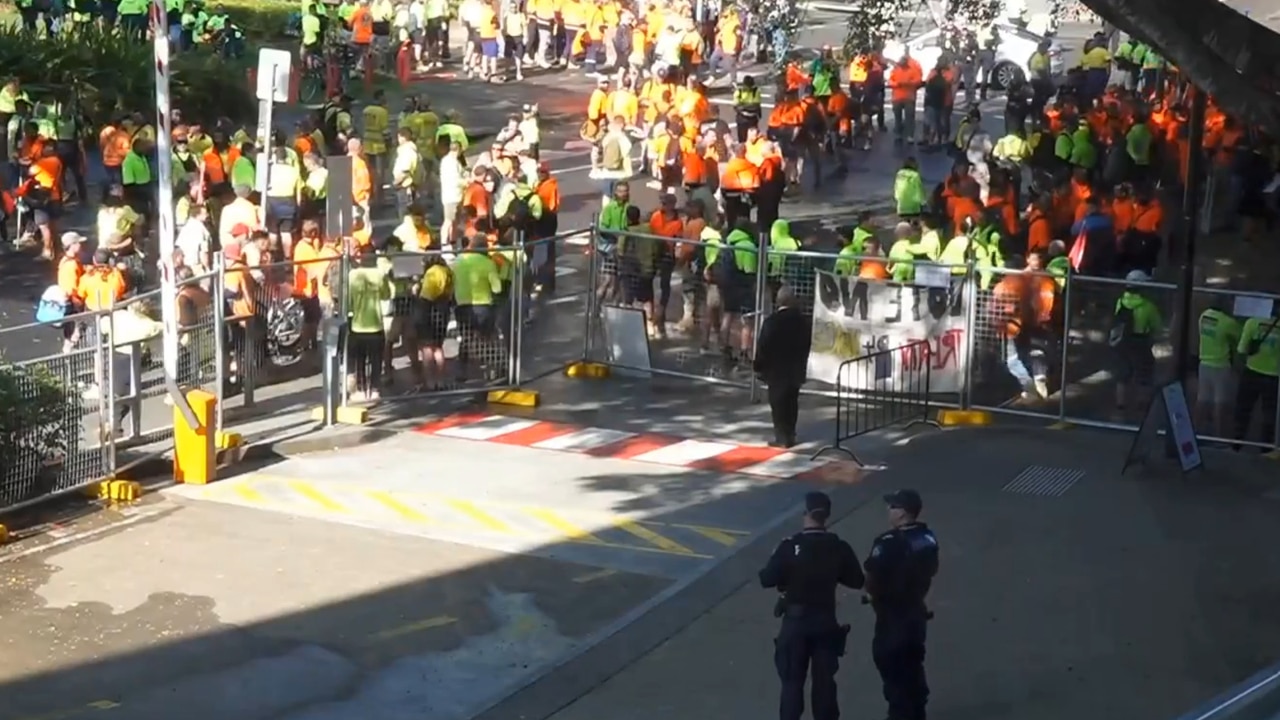 Thousands of CFMEU protestors gather outside ALP national conference