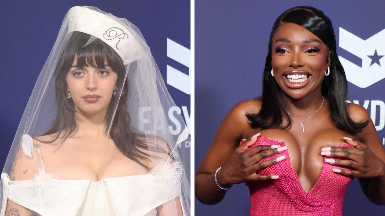 Stars glam up for American Music Awards