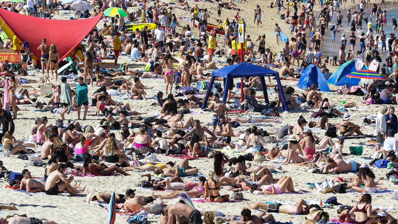 An environment like the one at Coogee is a “recipe for disaster”, one of Australia’s top coronavirus experts warned. Picture: NCA NewsWire/Gaye Gerard