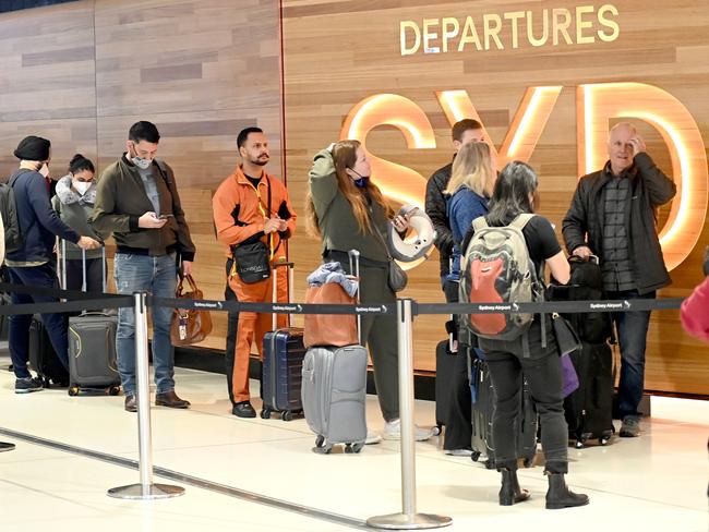 SYDNEY, AUSTRALIA - NewsWire Photos JULY 29, 2022: Departing travellers line up in long queues for Immigration at SydneyÃs International AirportPicture: NCA NewsWire / Jeremy Piper