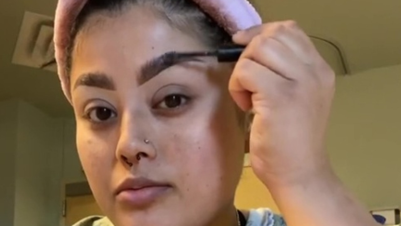 Une femme jugée pour s’être maquillée après un accouchement par césarienne
