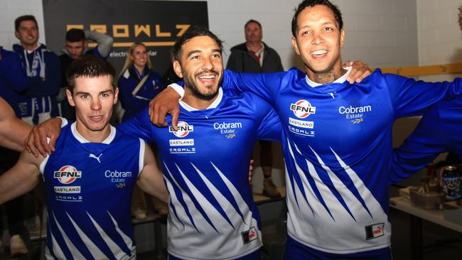 EFNL 2024: Traye Bennell (right) sings the song for East Ringwood with cousin Jamie Bennell (middle). Picture: Davis Harrigan