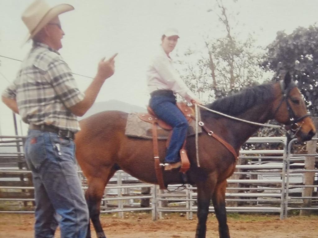 Ken May offers advice to a rider. Image credit to Taina Schluter via the Ken May tribute Facebook page.