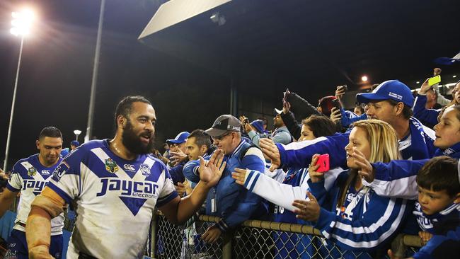 Sam Kasiano thanks the Belmore crowd after a Bulldogs win.