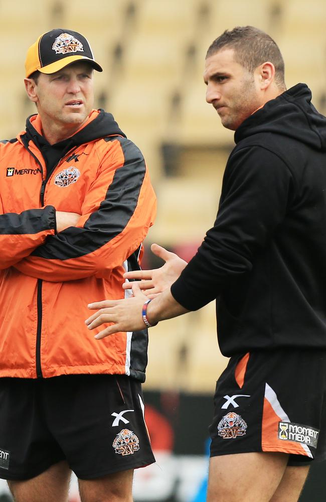 Robbie Farah has failed to publicly back Wests Tigers coach Mick Potter.