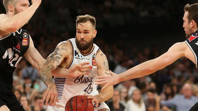 Jeremy Kendle under pressure from David Barlow and Mitch McCarron. (AAP Image/Hamish Blair)