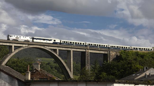 Tren Costa Verde Express crossing a bridge in the Asturias.