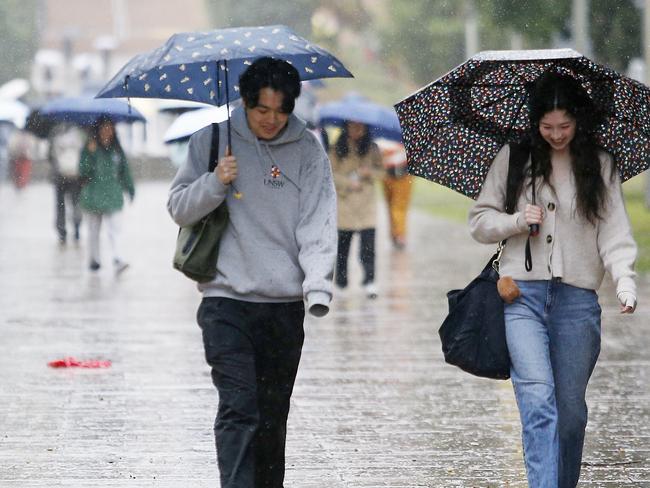 SYDNEY, AUSTRALIA - NewsWire Photos  SEPTEMBER 26, 2024: Students on campus at University of NSW in Kensington as consistent Rain drenches Sydney. Picture: NewsWire / John Appleyard