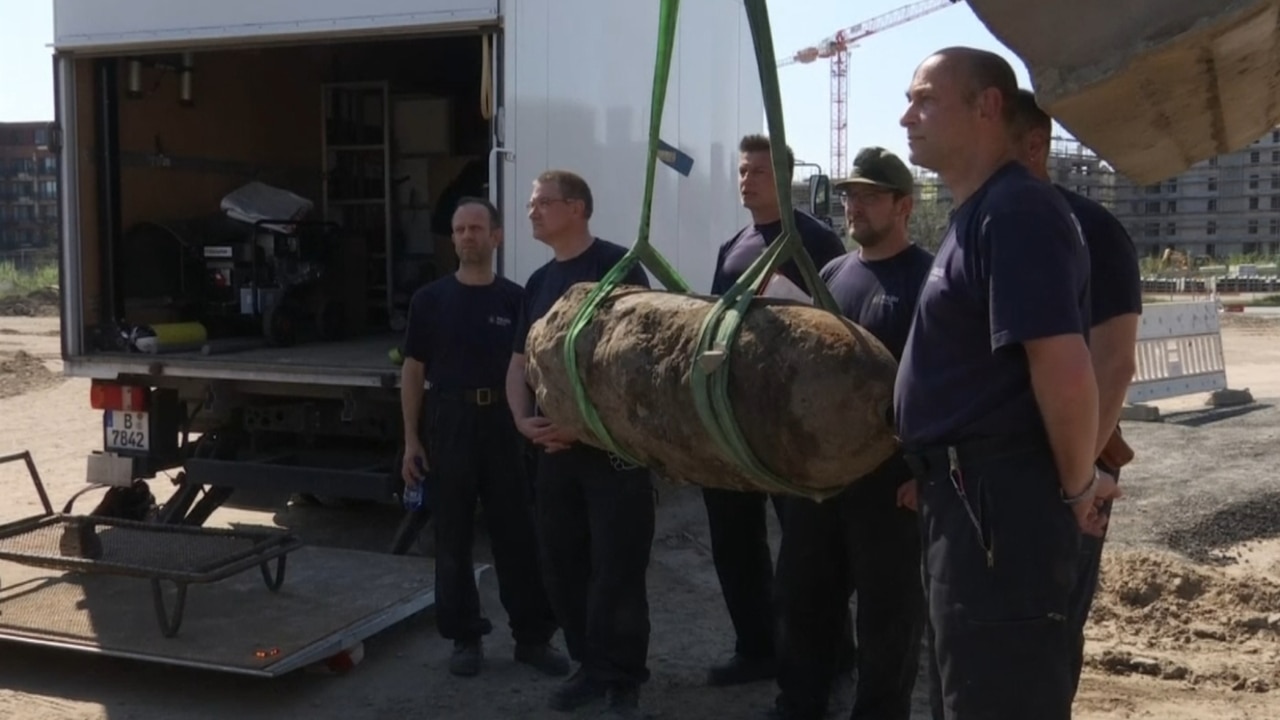 Experts Defuse A WWII Bomb In Berlin | Sky News Australia