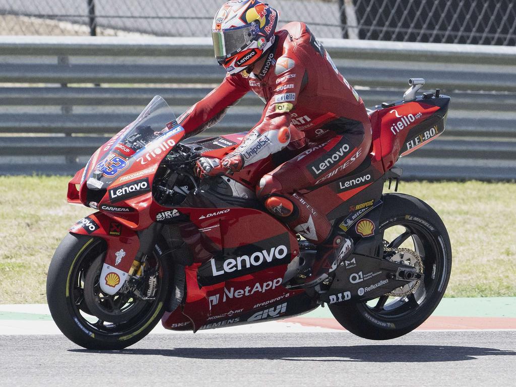 Jack Miller dari Australia dan Tim Lenovo Ducati mengangkat roda belakang selama latihan kualifikasi MotoGP selama MotoGP Of The Americas.
