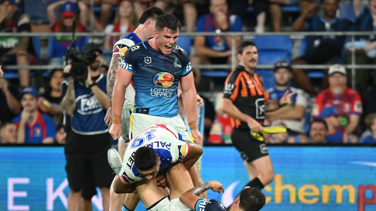 NRL Live: Titan’s freakish show of strength to score try