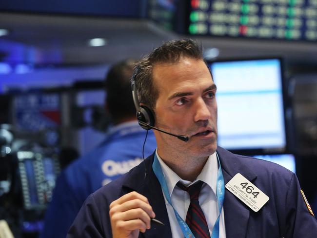 NEW YORK, NY - JULY 29: Traders work on the floor of the New York Stock Exchange (NYSE) on July 29, 2015 in New York City. Following news that the Federal Reserve will keep interest rates unchanged combined with a continued recovery in oil prices, U.S. stocks closed higher on Wednesday. Spencer Platt/Getty Images/AFP == FOR NEWSPAPERS, INTERNET, TELCOS & TELEVISION USE ONLY ==