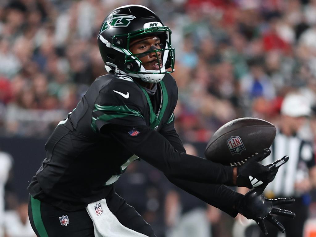 Both of Garrett Wilson’s touchdowns were one-handed. Photo: Getty Images