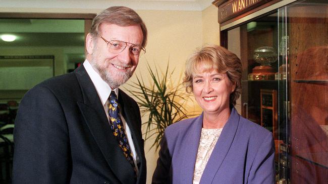 Labor frontbencher Gareth Evans with MP Cheryl Kernot in 1998.