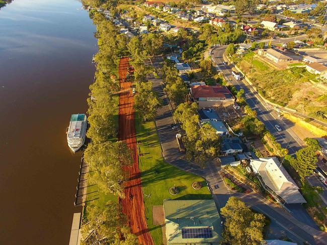 A drone photo of the levee being built along on the banks of the Murray at Mannum. Photo: Dave Hartley – Mannum Motel/River Shack Rentals