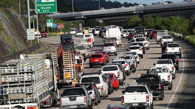 M1 Traffic Southbound at Helensvale. Picture: Nigel Hallett.