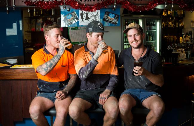 Who wouldn’t want to be a tradie in the bloody hot Red Centre when there’s the Gap View Hotel. Body Hartwell, Zach Davis, and Rock Davis have a drink there.