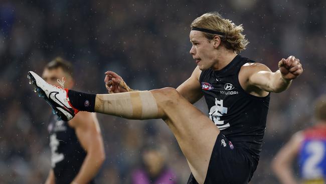 MELBOURNE , AUSTRALIA. May 5 , 2024.  AFL Round 9. .Carlton vs Melbourne at the MCG.   Tom De Koning of the Blues kicks a 1st qtr goal   . Pic: Michael Klein