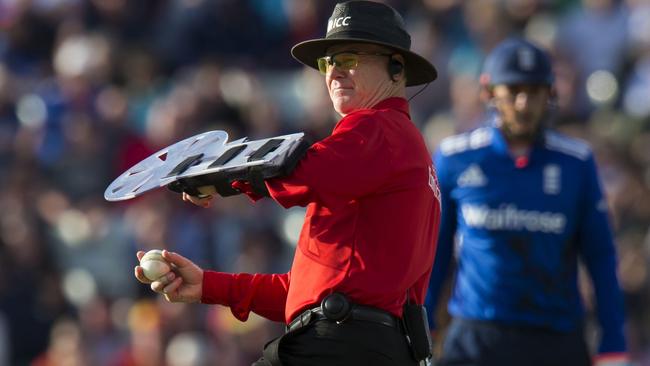 Umpire Bruce Oxenford wears a protective shield on his left arm during play in the second one day international (ODI) cricket match between England and Sri Lanka at Edgbaston cricket ground in Birmingham, central England, on June 24, 2016. Photo: AFP PHOTO/JON SUPER