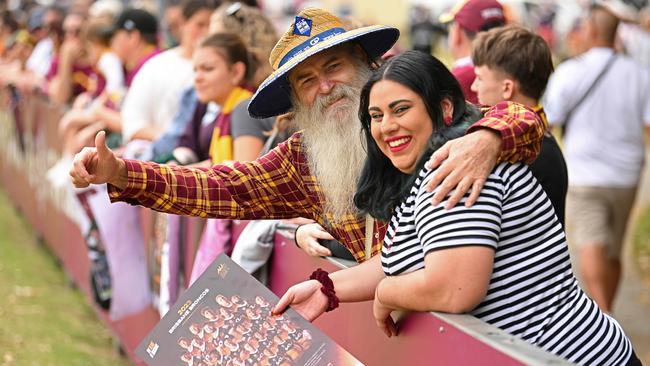 25/9/2023: Rodney Blacklock and daughter Natalie among the fans during a Broncos fan training session at the Red Hill, Brisbane. pic: Lyndon Mechielsen/Courier Mail
