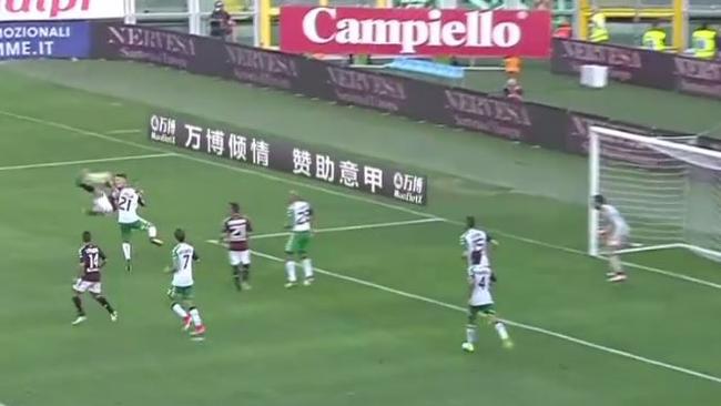 Andrea Belotti scores a sensational bicycle kick.