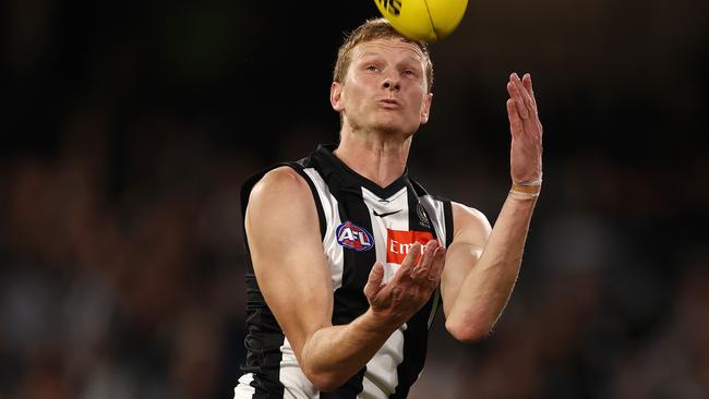 Will Hoskin-Elliott of the Magpies marks on the lead against in Round 3 2022. Photo by Michael Klein