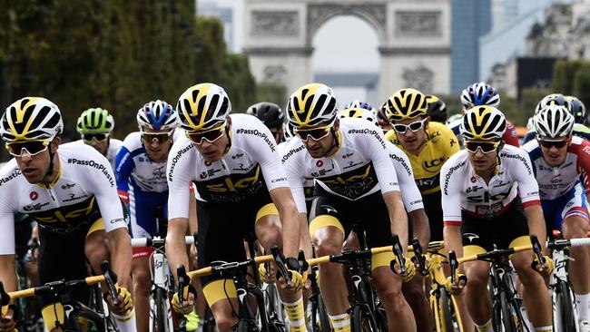 Spain's Jonathan Castroviejo, Great Britain's Christopher Froome, Netherlands' Wout Poels, Great Britain's Geraint Thomas, and Poland's Michal Kwiatkowski ride in the pack in front of the Arc de Triomphe. AFP PHOTO / Philippe LOPEZ