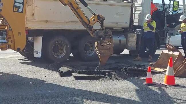 Sink hole opens up on Brisbane's Coronation Drive