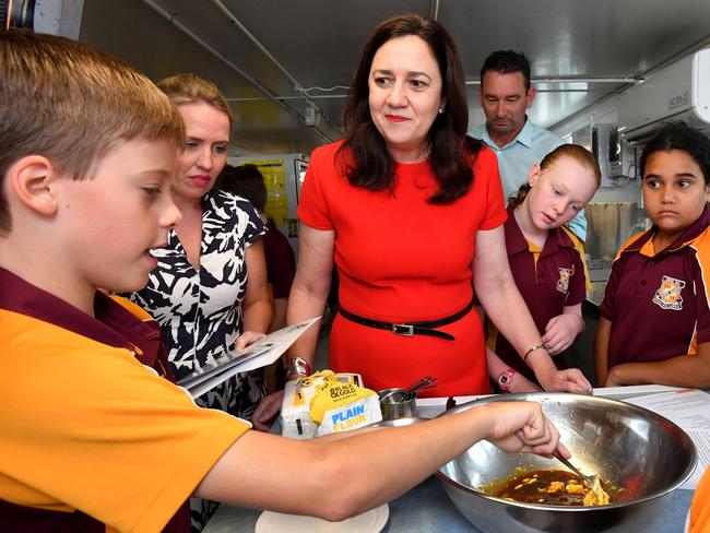 Queensland Premier Annastacia Palaszczuk (centre) is seen talking to students at Edge Hill State Primary School in Cairns during the Queensland Election campaign on Tuesday, November 14, 2017. Premier Palaszczuk announced that if re-elected her government will employ 3700 new teachers over the next four years. (AAP Image / Darren England) NO ARCHIVING