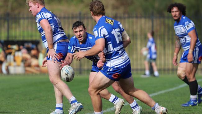 Thirroul hooker Braz Dietz passes a short ball to Ammon Cairney. Picture: Steve Montgomery | OurFootyTeam