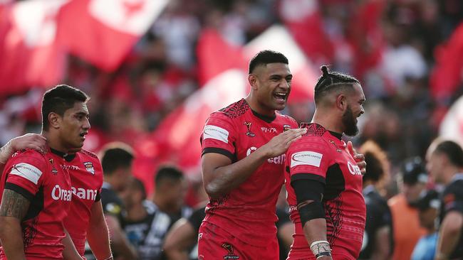 HAMILTON, NEW ZEALAND — NOVEMBER 11: Daniel Tupou of Tonga celebrates with the team during the 2017 Rugby League World Cup match between the New Zealand Kiwis and Tonga at Waikato Stadium on November 11, 2017 in Hamilton, New Zealand. (Photo by Anthony Au-Yeung/Getty Images)