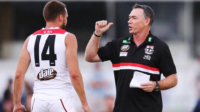 Jarryn Geary talks to St Kilda head coach Alan Richardson. Picture: Getty Images